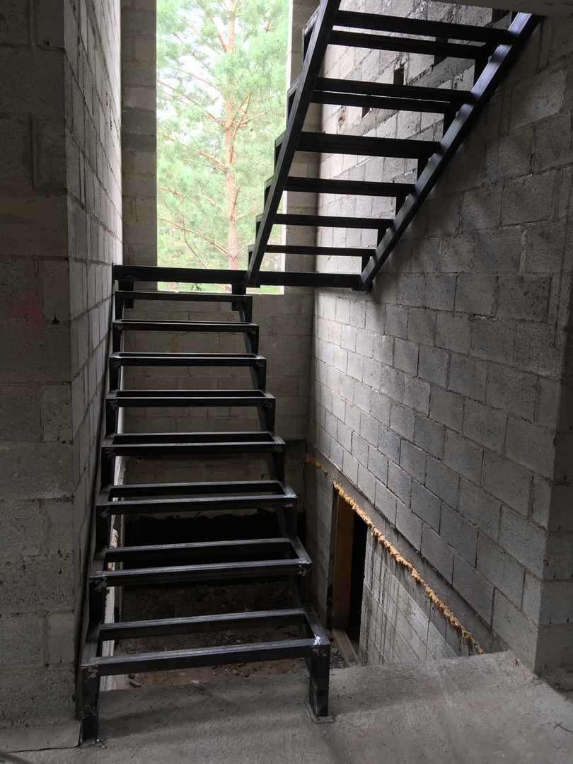 Модульный каркас лестницы из металла
